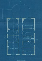 <p>Op de rechthoekige verdieping (zonder tuinkamer en zijvertrekken) zet de indeling met middengang zich voort. Volgens de plattegrond bevonden zich hier een drietal slaapkamers, drie kapelaanskamers en twee logeerkamers. (NL-ZuRAZ, 0145_2742_3_01)</p>
